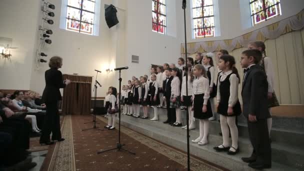 BELARUS, MINSK - 8 APRILE 2015: Concerto del coro dei bambini nella Filarmonica bielorussa . — Video Stock