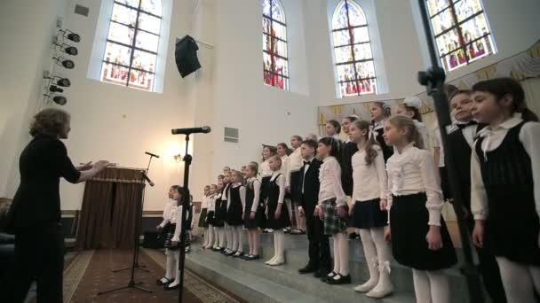 Weißrussland, Minsk - 8. April 2015: Kinderchorkonzert in der weißrussischen Philharmonie. — Stockvideo