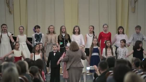 Wit-Rusland, Minsk - 8 April, 2015: koor Kinderconcert in het Wit-Russische Philharmonisch Orkest. — Stockvideo