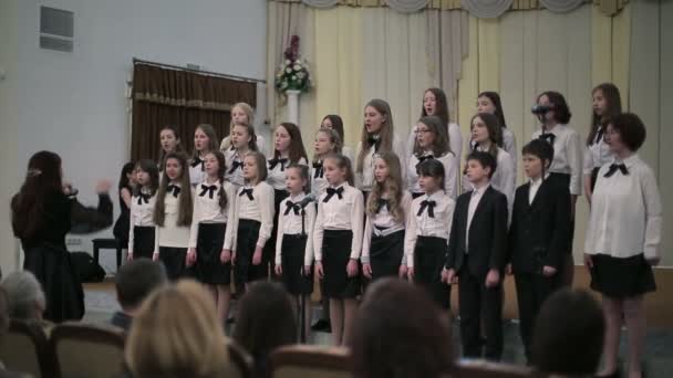 Bělorusko, Minsk - 8 dubna 2015: dětský sbor koncert v běloruském filharmonie. — Stock video