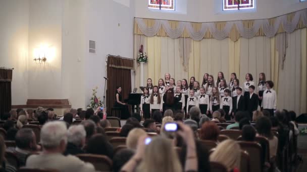 Vitryssland, Minsk - 8 April, 2015: Children's choir konsert i den vitryska Philharmonic. — Stockvideo