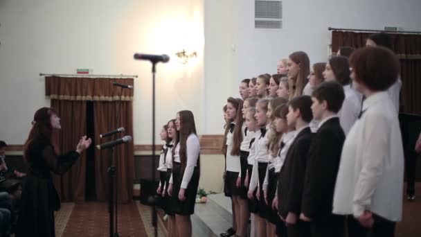 Λευκορωσία, το Μινσκ - 8 Απριλίου, 2015: συναυλία χορωδία των παιδιών στην Φιλαρμονική της Λευκορωσίας. — Αρχείο Βίντεο