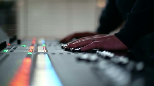 Hombre mezclando sonido en mezclador de sonido profesional — Vídeos de Stock
