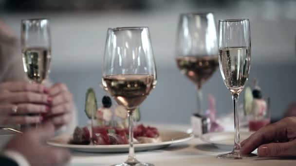 Cena en un restaurante grupo de personas comiendo y hablando — Vídeo de stock