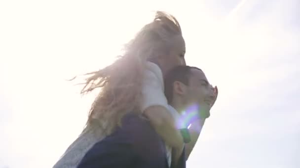 Hermosa pareja romancing fuera en cámara lenta — Vídeos de Stock
