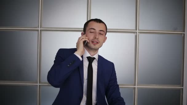 Красивый бизнесмен разговаривает по телефону — стоковое видео