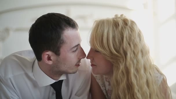 Jeune couple baisers et câlins dans le lit à la maison dans la chambre.Mouvement lent — Video