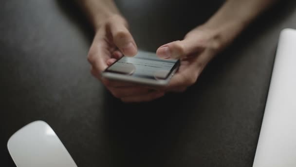 スマートフォンを使った女性の手 — ストック動画