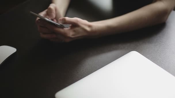 Weibliche Hände mit Smartphone — Stockvideo