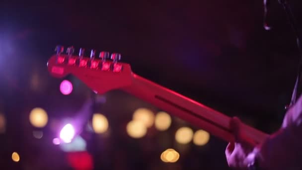 Man elektrische gitaar spelen op een podium. — Stockvideo
