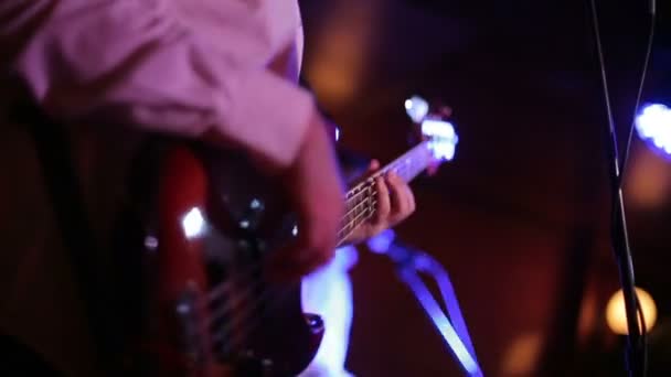 Uomo che suona la chitarra elettrica su un palco . — Video Stock