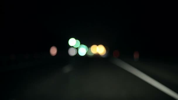 Nachtautobahn betrunkener oder einschlafender Fahrer. Ich-Perspektive. Bokeh-Hintergrund — Stockvideo