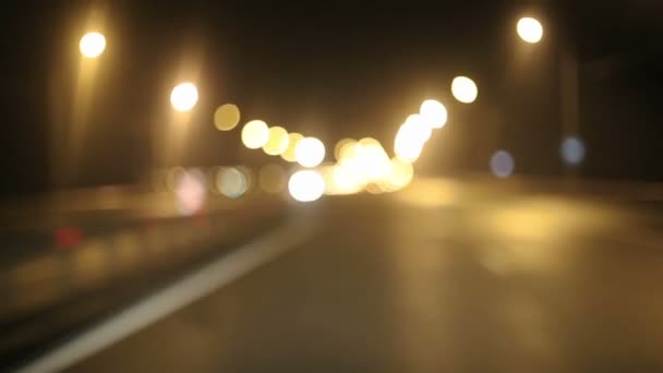 Estrada noturna bêbado ou adormecido motorista. Vista em primeira pessoa. Bokeh fundo — Vídeo de Stock