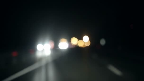 Nacht snelweg dronken of dalende in slaap stuurprogramma. Eerste persoonsmening. Bokeh achtergrond — Stockvideo