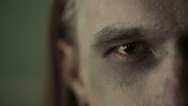 Red eye of pagan man. Close up — Stock Video