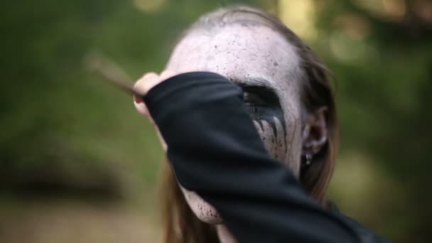 Konstnärlig makeup för footages aktörer om hedendom. — Stockvideo