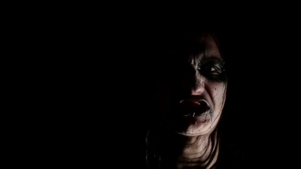 Chanteuse du groupe de black metal. Gros plan visage à fond sombre — Video