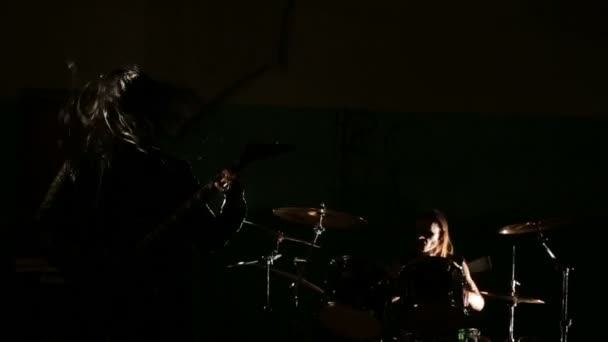가 수와 어두운 배경에서 블랙 메탈 밴드의 드러 머 — 비디오