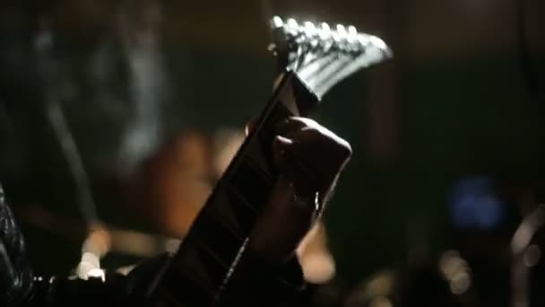 Wokalista i perkusista grupy black metalowej na ciemnym tle — Wideo stockowe