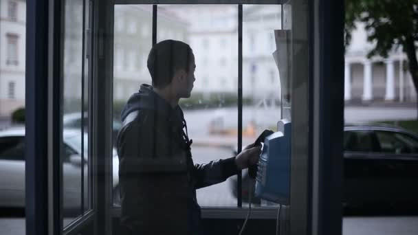 Nuit Europe de l'Est. Jeune homme appelle pour une cabine téléphonique — Video