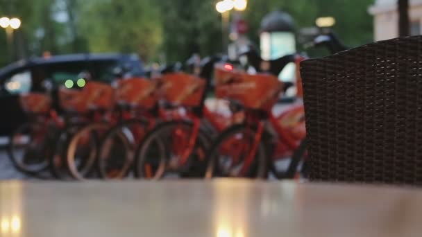 Bastidor de bicicletas en la ciudad .Renting en la noche Europa del Este — Vídeos de Stock