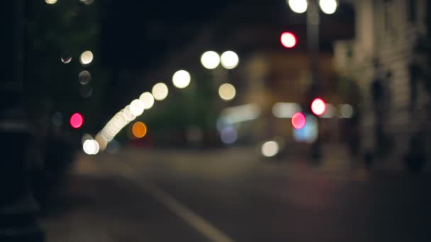 Gece şehir yol ve trafik. Bokeh arka plan — Stok video
