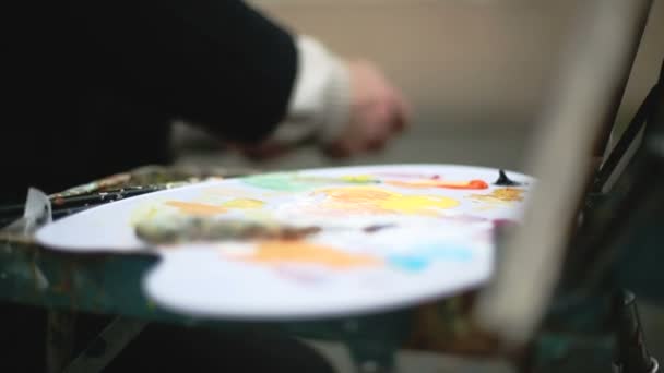 Artista sênior desenha um quadro pinturas. Sequência 3 tiro — Vídeo de Stock