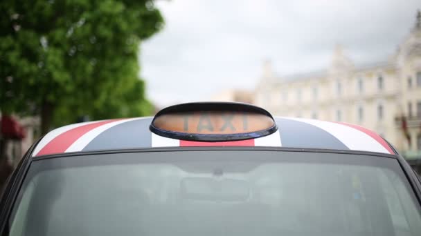 Eski İngilizce taksi araba — Stok video