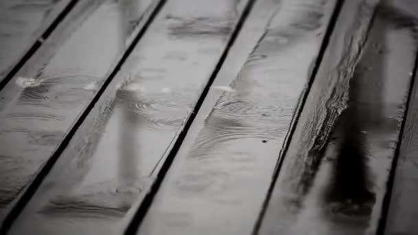 Agua de lluvia en un suelo de madera en la terraza — Vídeo de stock