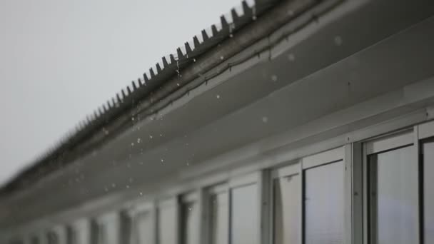 Eső és a tető egy apartman ház — Stock videók