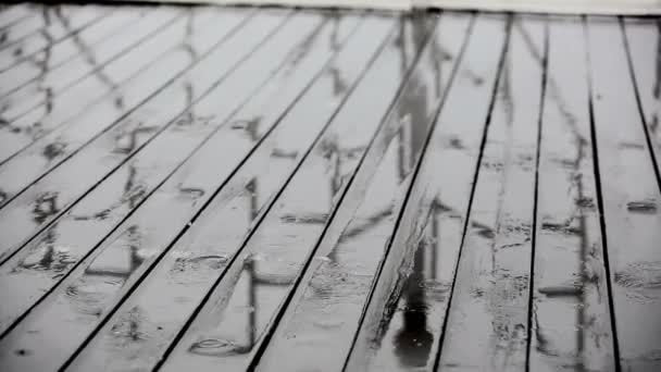 Lluvia y suelo de madera en la terraza — Vídeo de stock