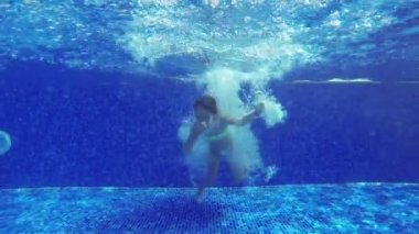 Havuza atlama çocuk ve yüzer su altında