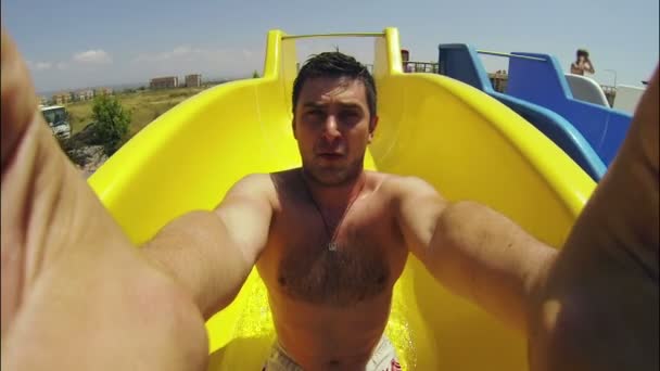Άνθρωπος συρόμενη κάτω νεροτσουλήθρα στην πισίνα. Κοντινό πλάνο — Αρχείο Βίντεο