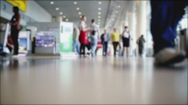 Movimentazione delle persone all'aeroporto. Sfondo sfocato — Video Stock