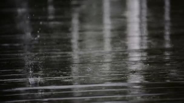 Déšť a dřevěné podlahy na verandě — Stock video