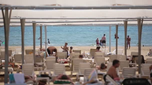 Turkije, Side - 25 mei 2015: Zomer strand en Europese burgers in Turkije — Stockvideo