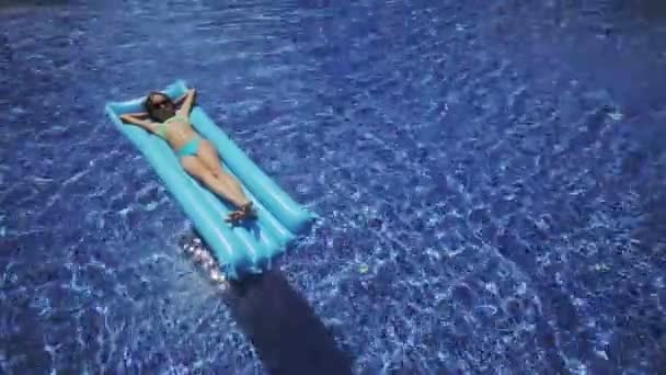 Enfant femelle sur lit d'air dans la piscine — Video