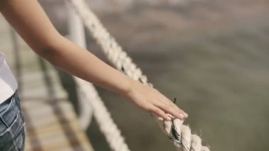 Ahşap bir iskele deniz kenarında yürüyüş çocuk