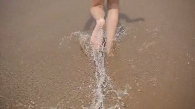 Plaj boyunca çalışan mutlu bir çocuk. Ağır çekim