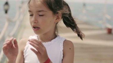 Okyanusta iskelede çocuk hapşırma