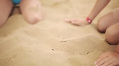 Çocuklar oynarken kum plaj