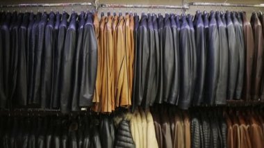 Deri ceketler askıları dükkanında Tarih topluluğu