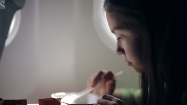 Niño comiendo en el avión — Vídeo de stock