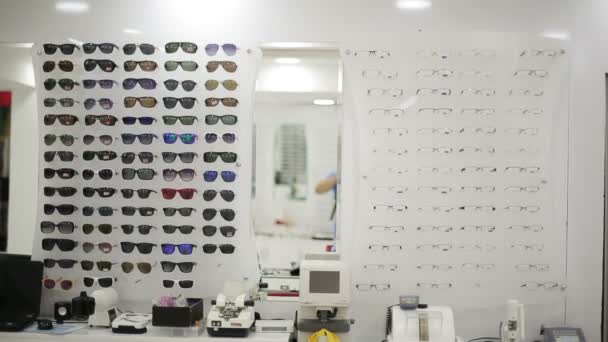 Lunettes affichées sur un mur à l'atelier d'optique — Video