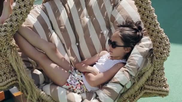 女性子供の屋外のハンモックでリラックス — ストック動画
