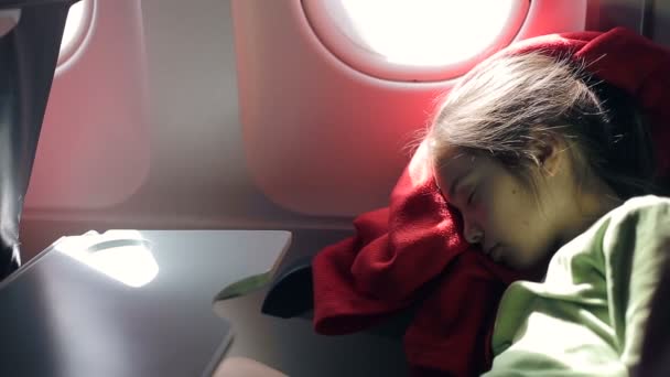 Enfant dort dans un avion en vol — Video