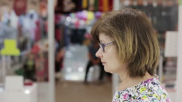 Mujer mayor elige nuevas gafas — Vídeos de Stock