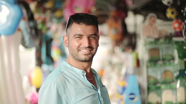 Portret van de Turkse man van de verkoper op de markt — Stockvideo