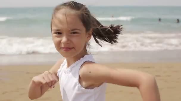 Bambino felice che corre lungo la spiaggia — Video Stock