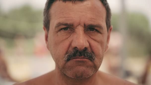 Портрет злого человека с усами, с железными зубами — стоковое видео